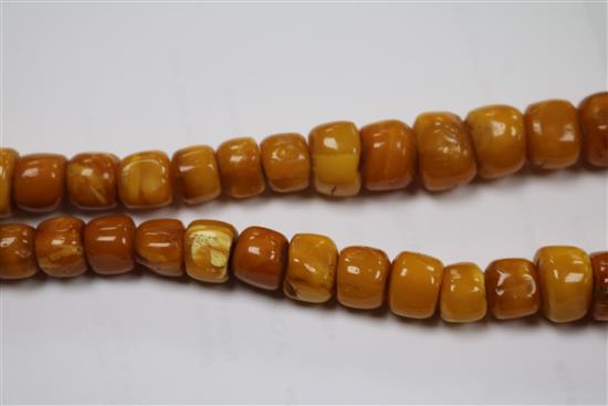 An amber bead necklace, 48cm.